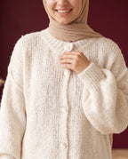 Oversize Strickcardigan Creme – Detail Strick und Knöpfe
