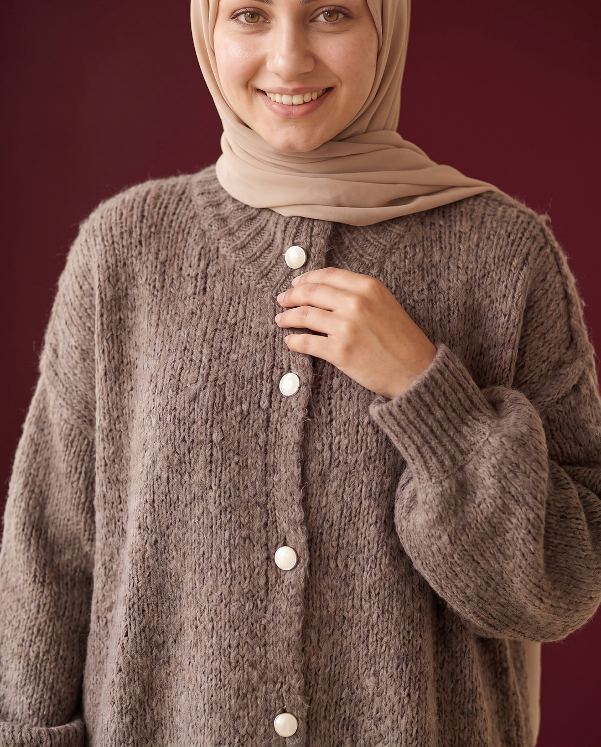 Oversize Strickcardigan Braun – Detail Strick und Knöpfe