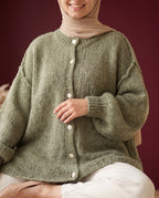 Oversize Strickcardigan Salbeigrün – Detail Strick und Knöpfe