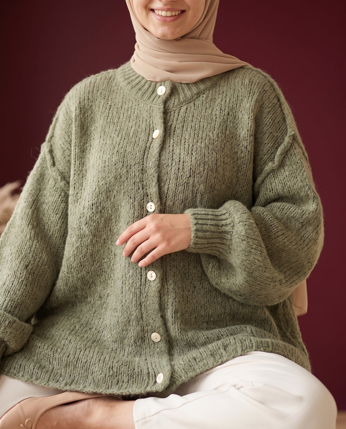 Oversize Strickcardigan Salbeigrün – Detail Strick und Knöpfe