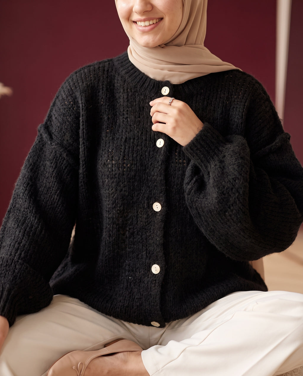 Oversize Strickcardigan Schwarz – Detail Strick und Knöpfe