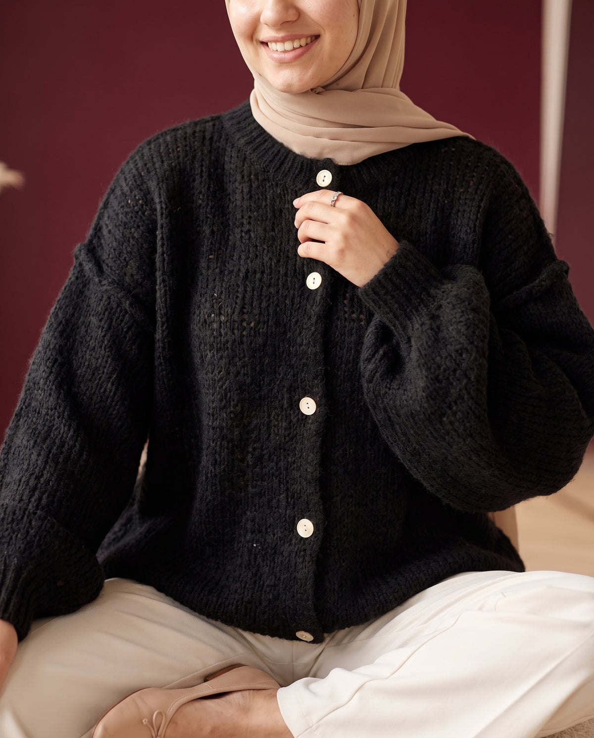 Oversize Strickcardigan Schwarz – Detail Strick und Knöpfe