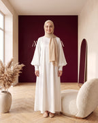 Satin-Abaya mit Cape-Ärmeln Weiß – Vorderansicht