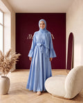 Abaya mit Gürtel und Volantärmeln Jeansblau – Vorderansicht