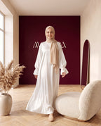Satin-Abaya mit Cape-Ärmeln Weiß – In Bewegung